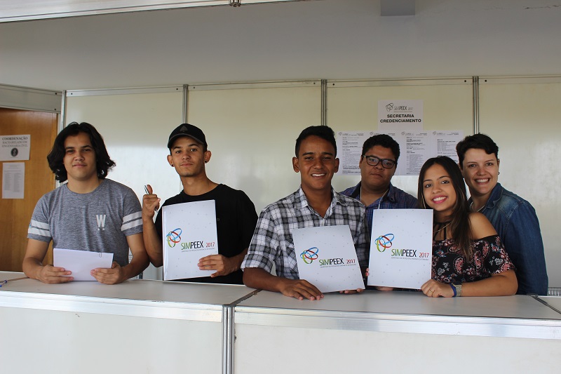 Estudantes e servidora da Comissão Executiva do SIMPEEX no estande de inscrições e credenciamentos no Câmpus Aparecida de Goiânia do IFG